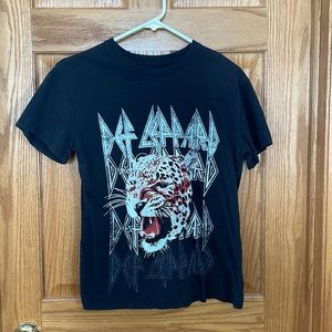 Size Small Def Leppard shirt. Worn once!